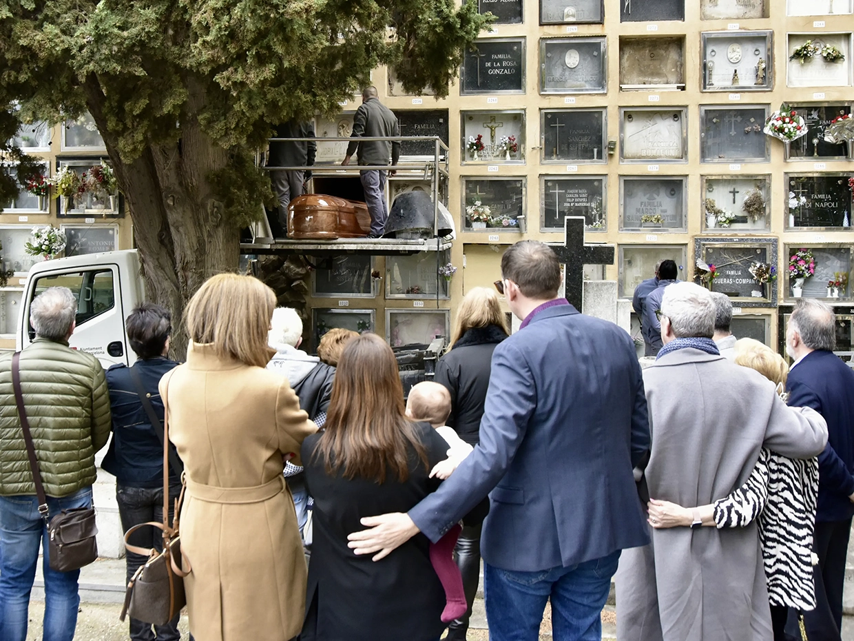 Familiares y amigos durante el entierro de la actriz Silvia Tortosa