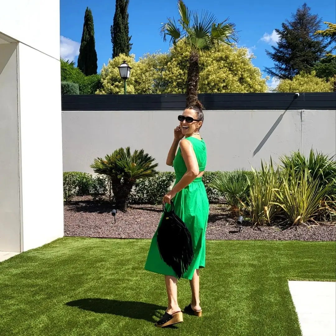 Paula Echevarría posa en el jardín de su espectacular casa.