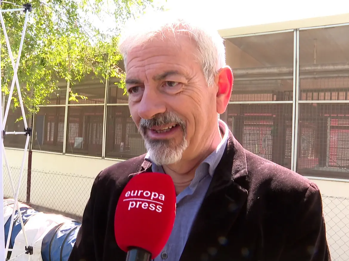 Carlos Sobera respondiendo a la prensa.