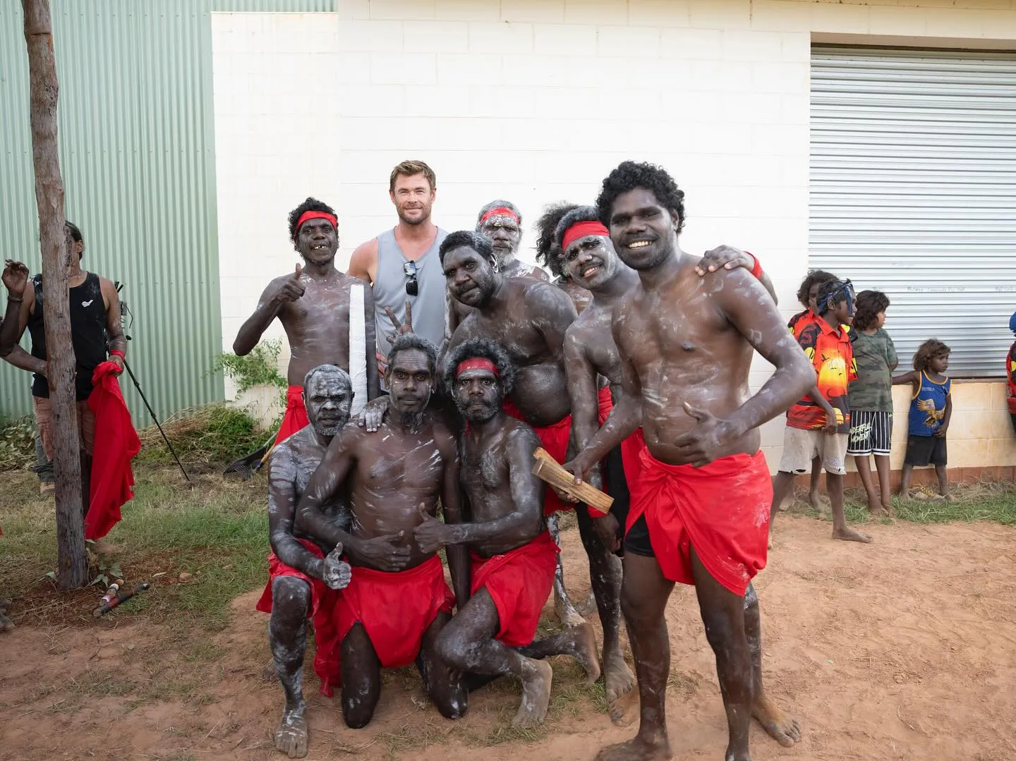 chris hemsworth visita comunidad australia (