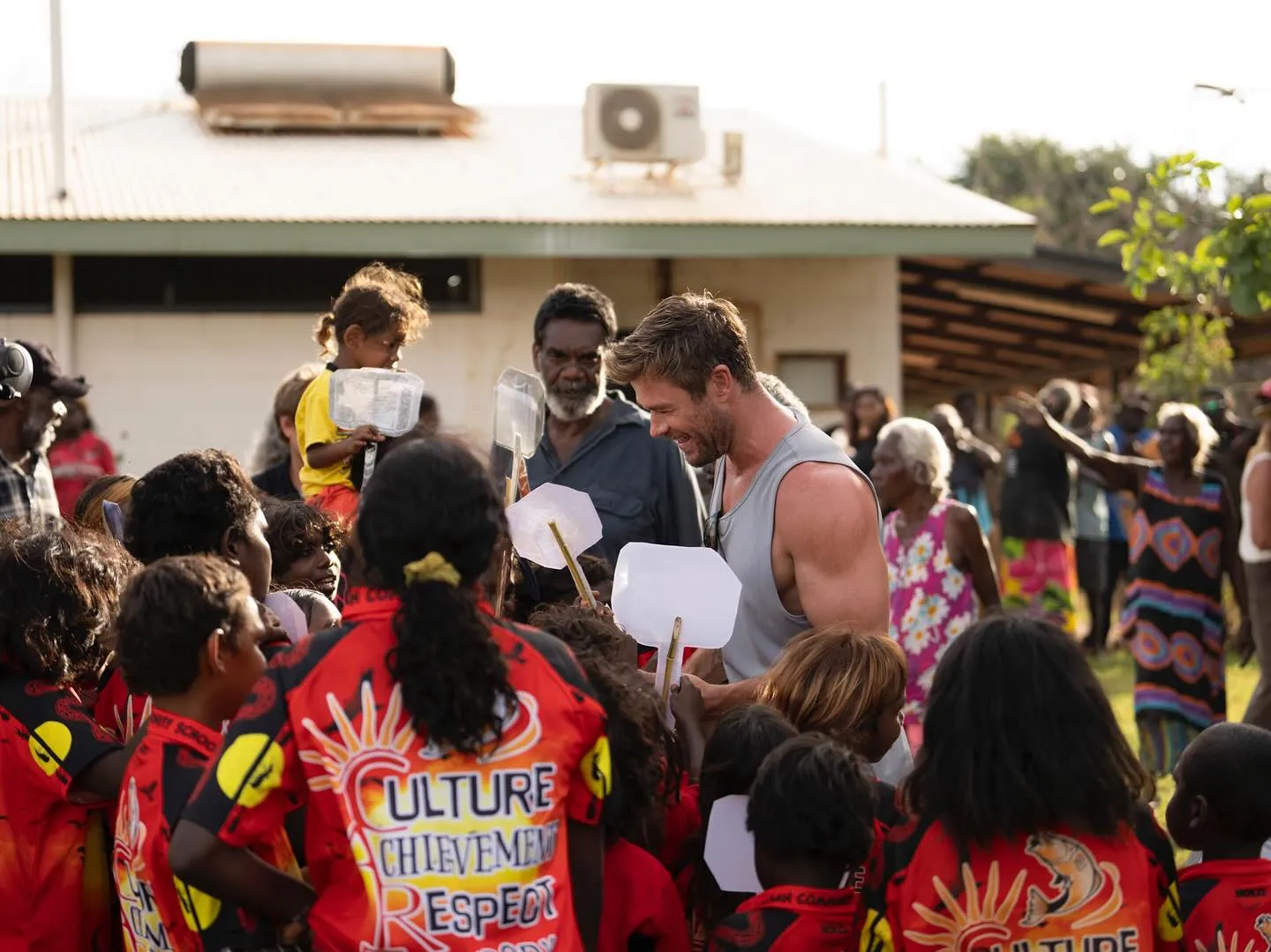 chris hemsworth visita comunidad australia