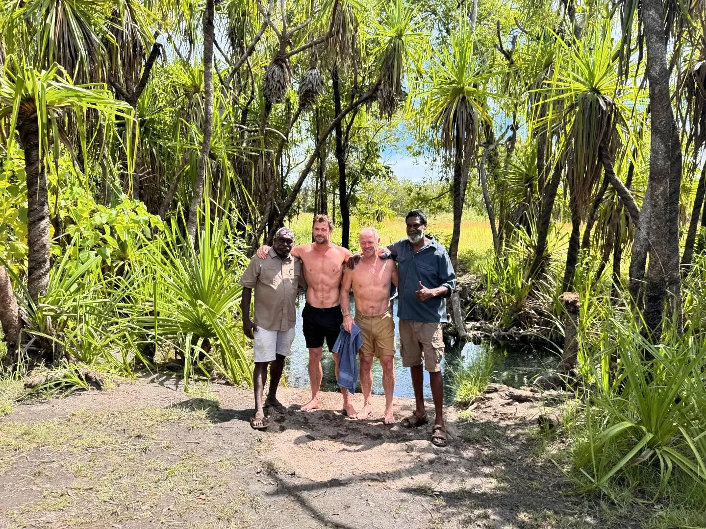 chris hemsworth visita comunidad australia