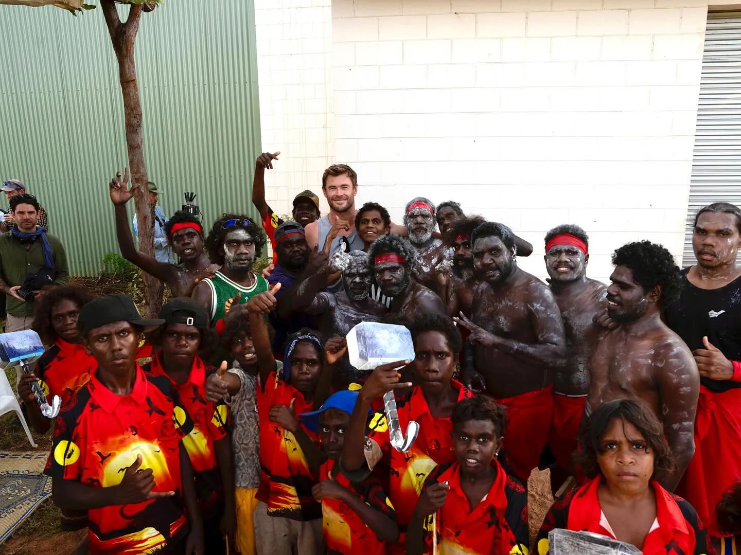 chris hemsworth visita comunidad australia