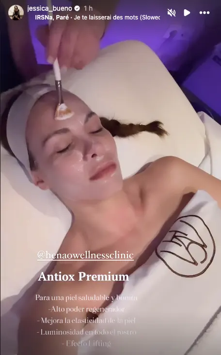 Jessica Bueno en un spa.