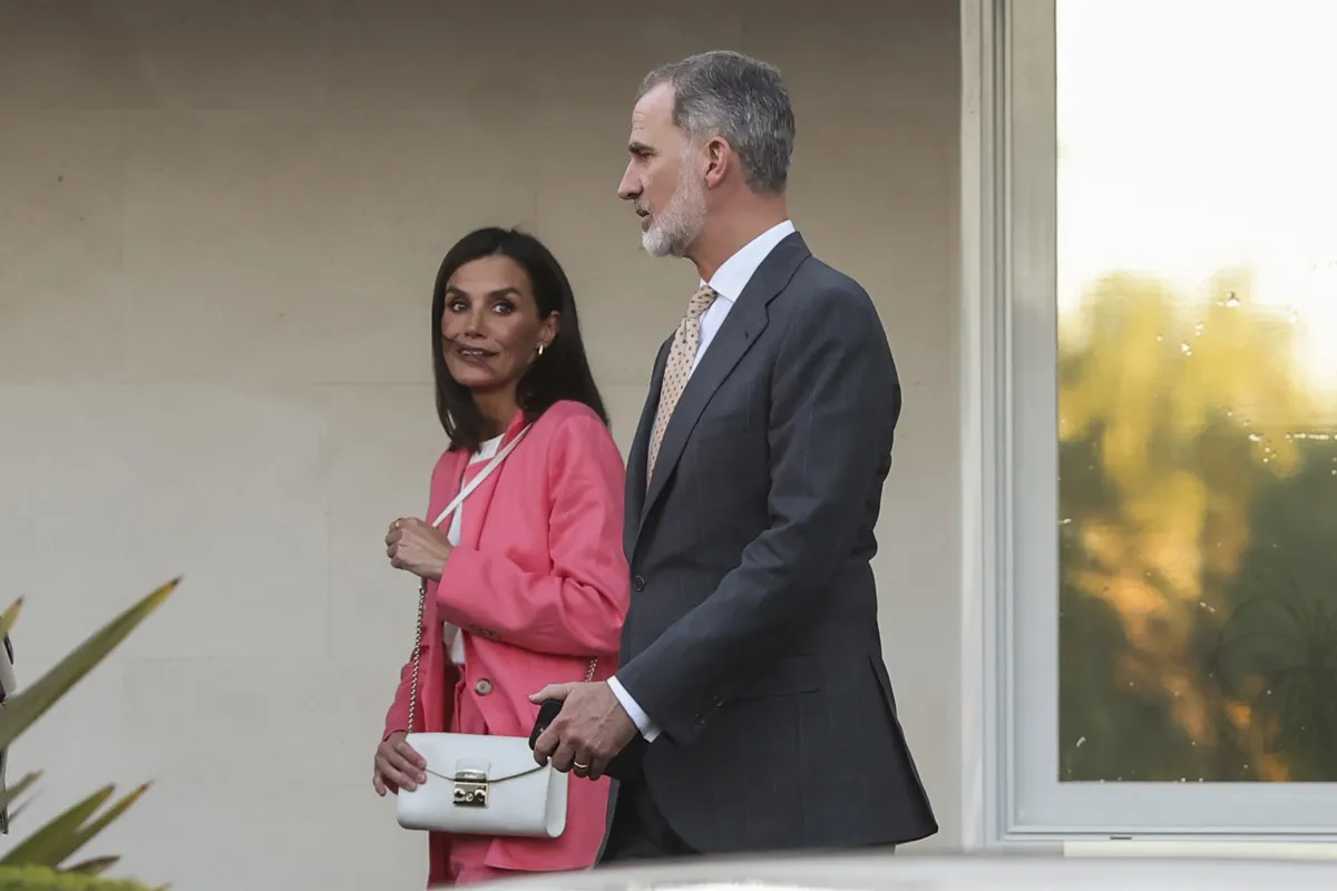 Felipe y Letizia visitan a la reina Sofía.