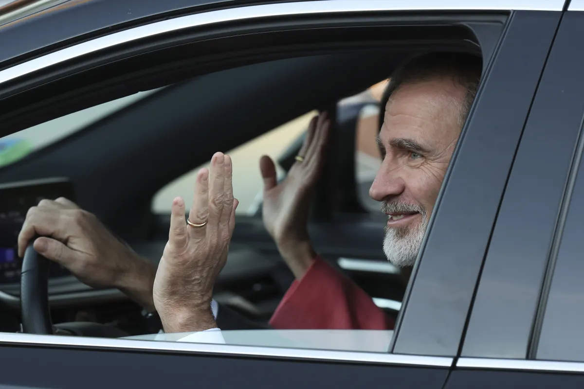 Los reyes saludan desde su coche.