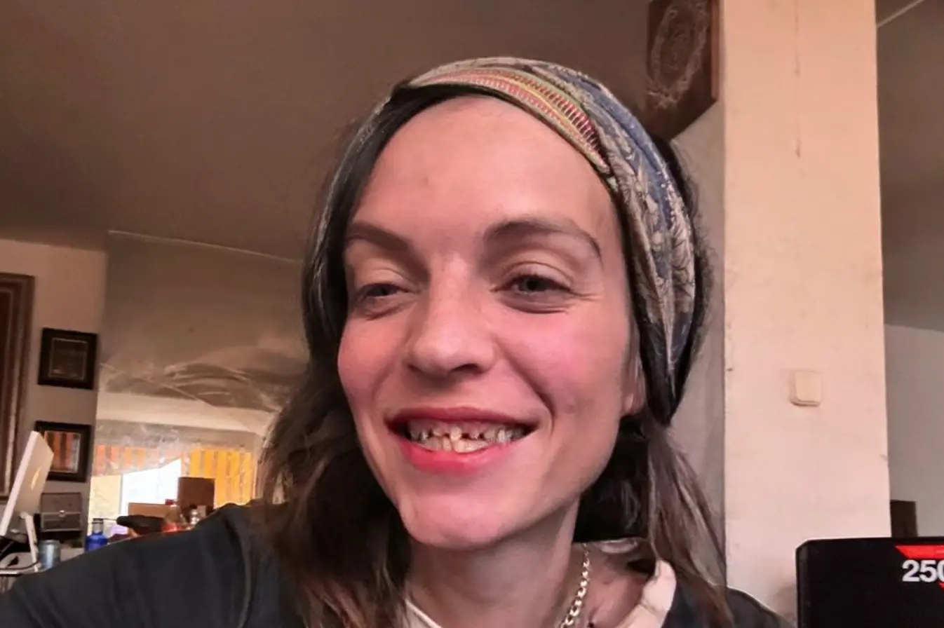 Sheila Devil muestra su dentadura.