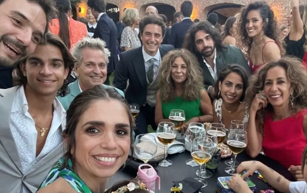 Rosario Flores con su marido y su familia.