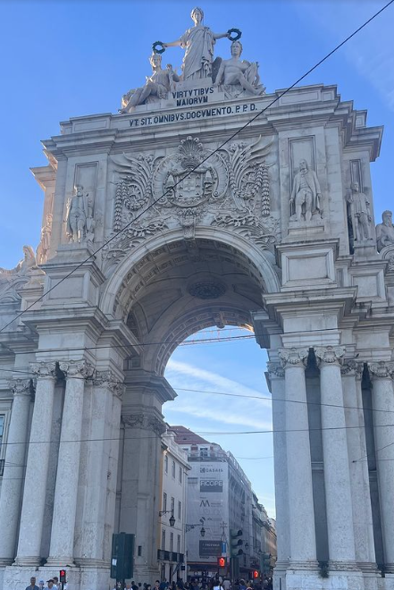 Adara Molinero y su novio Alex Ghita de viaje en Lisboa.