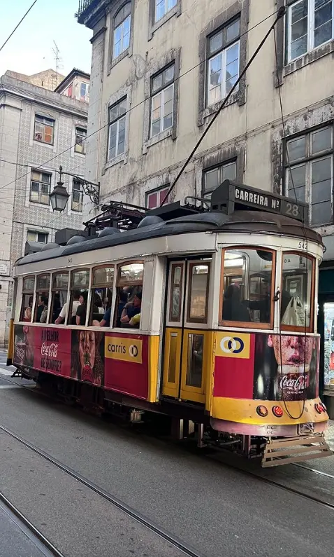 Adara Molinero y su novio Alex Ghita de viaje en Lisboa.