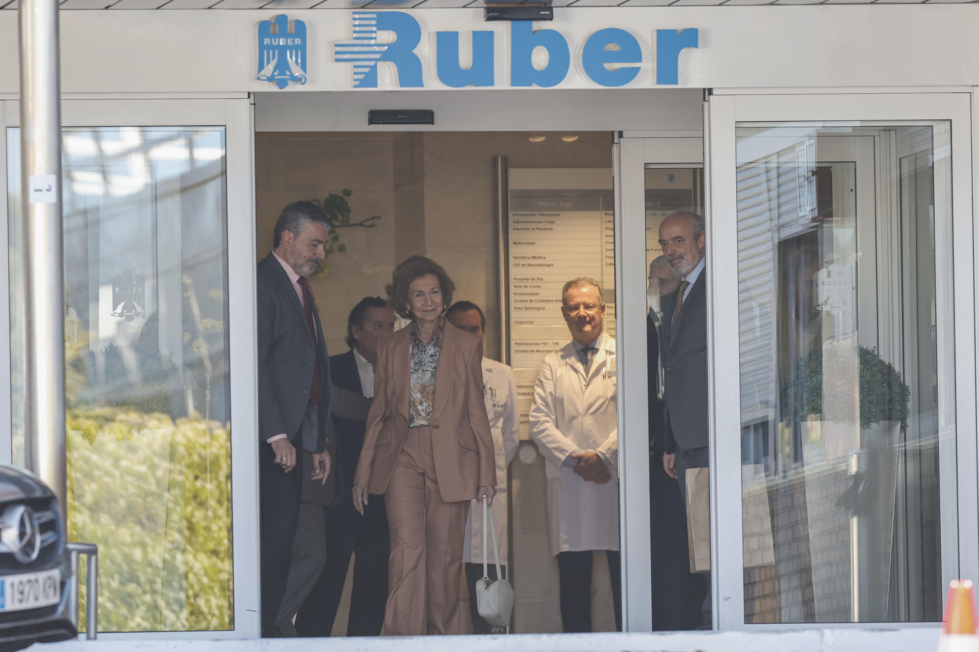 La Reina Sofía abandona el hospital tras estar ingresada