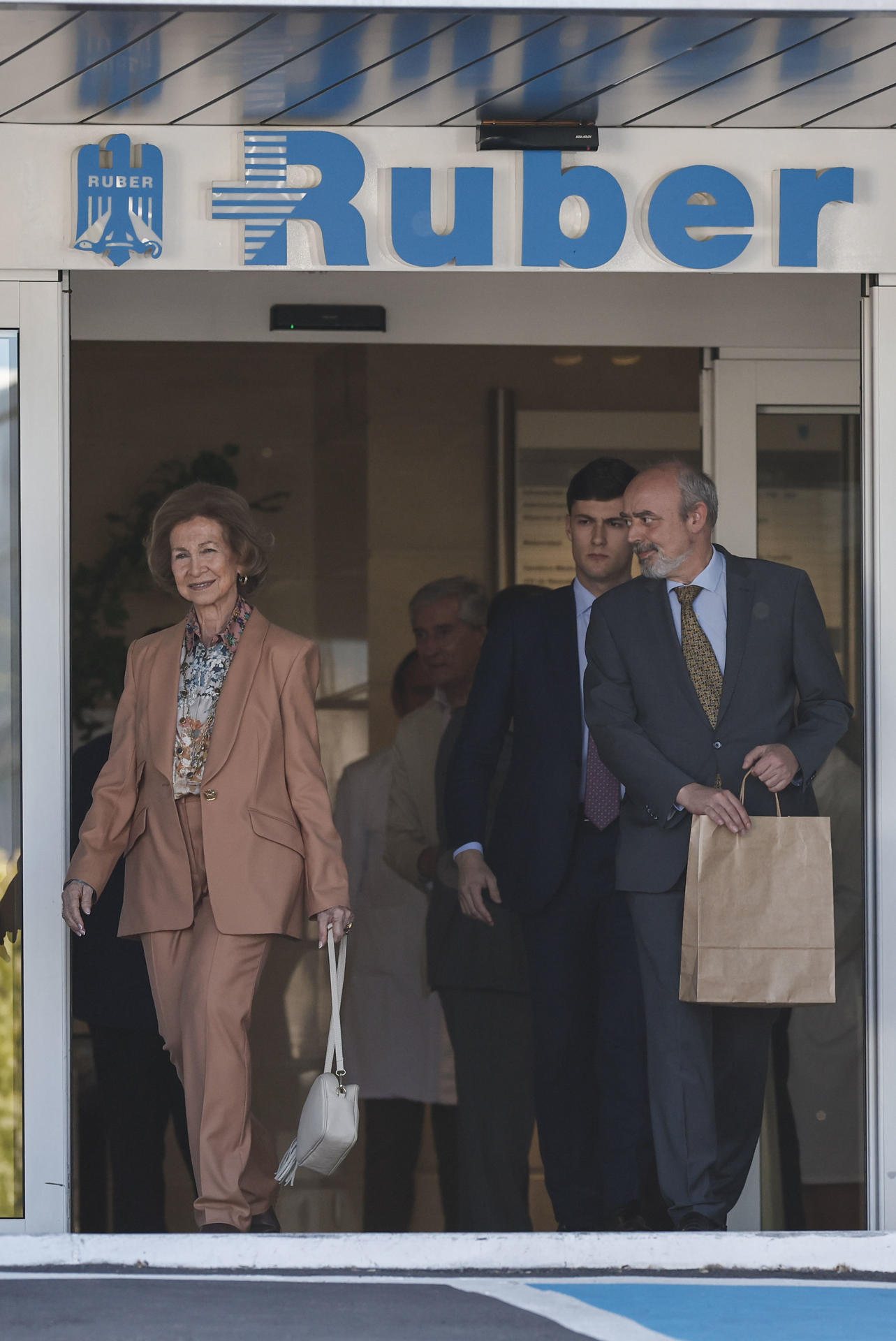 La Reina Sofía abandona el hospital tras estar ingresada