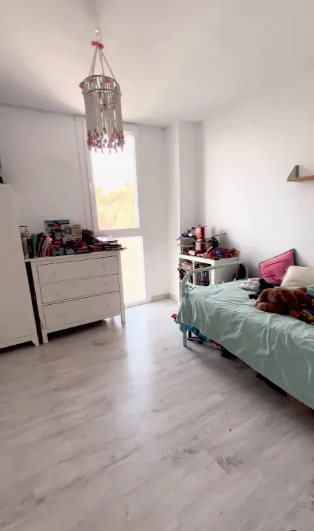 Beth Rodergas muestra, orgullosa, la nueva habitación de su hijo.