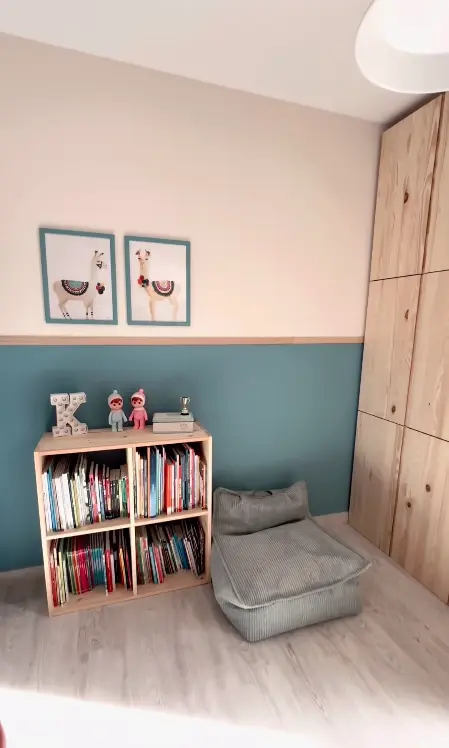 Beth Rodergas muestra, orgullosa, la nueva habitación de su hijo.