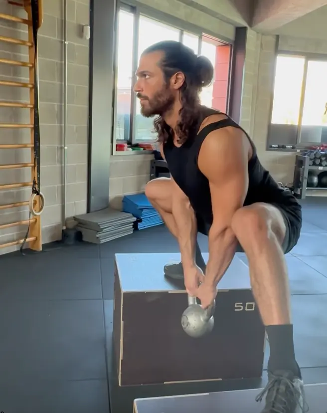 Can Yaman entrenando en el gimnasio.