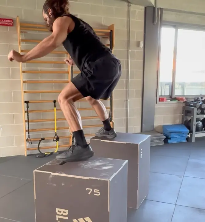 Can Yaman entrenando en el gimnasio.