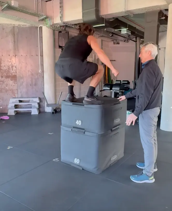 Can Yaman entrenando en el gimnasio.