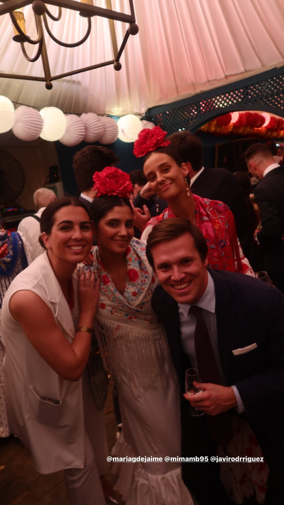 Victoria Federica con Cayetana Rivera y otras amigas en la Feria de Abril.