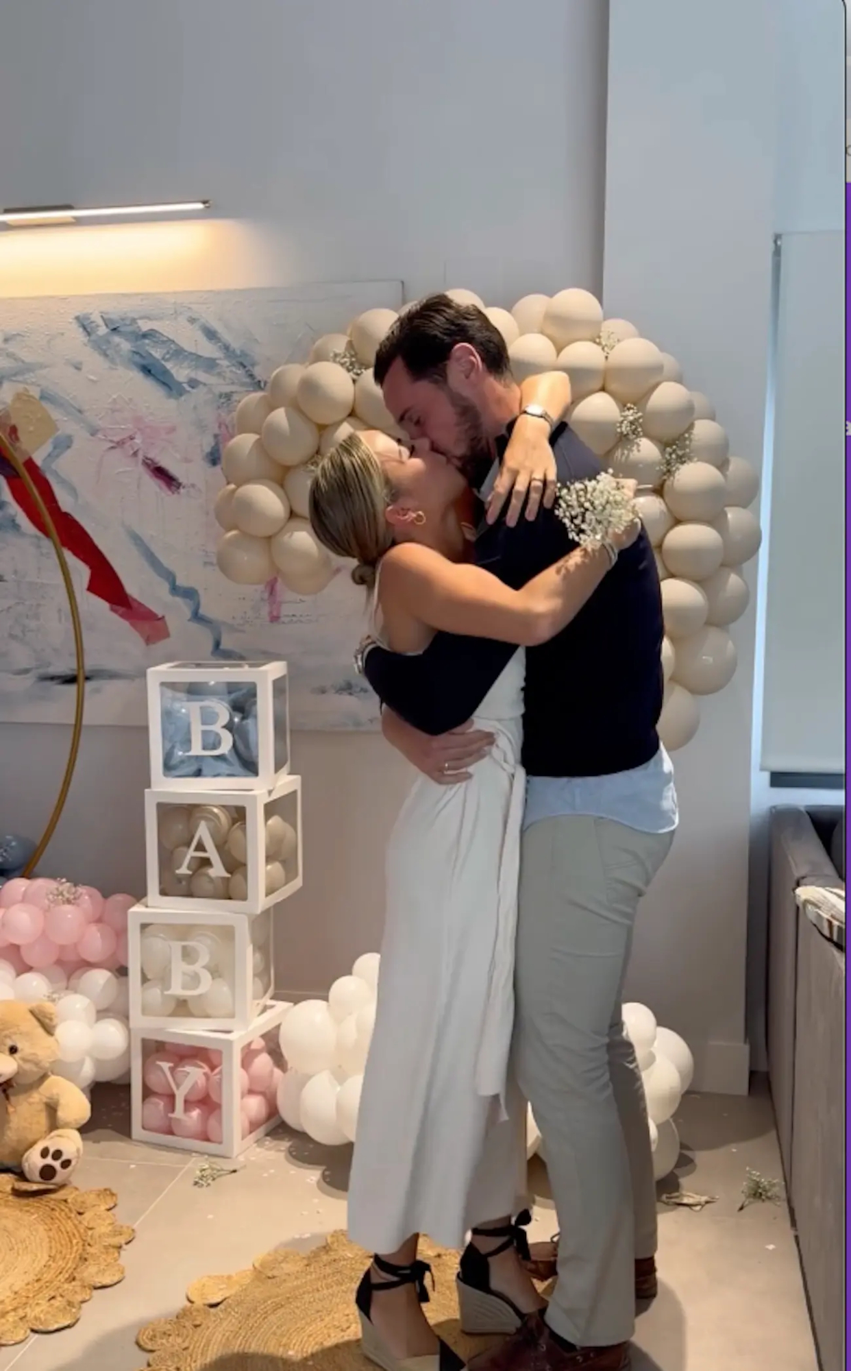 Alba Silva y Sergio Rico se dan un beso