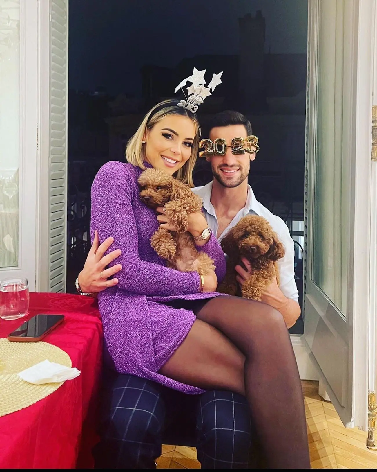 Alba Silva y Sergio Rico con sus mascotas