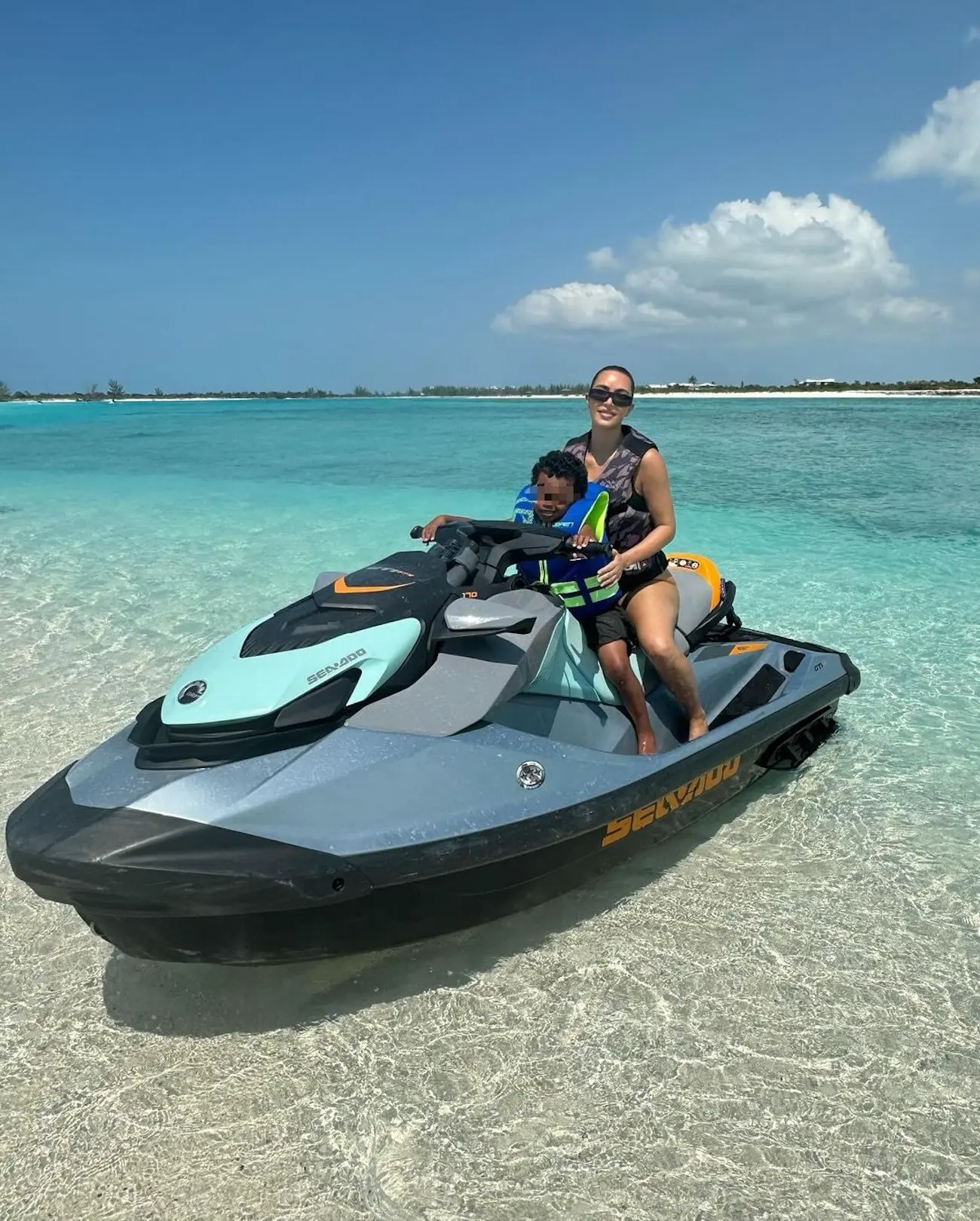 Kim Kardashian con hijo en moto de agua