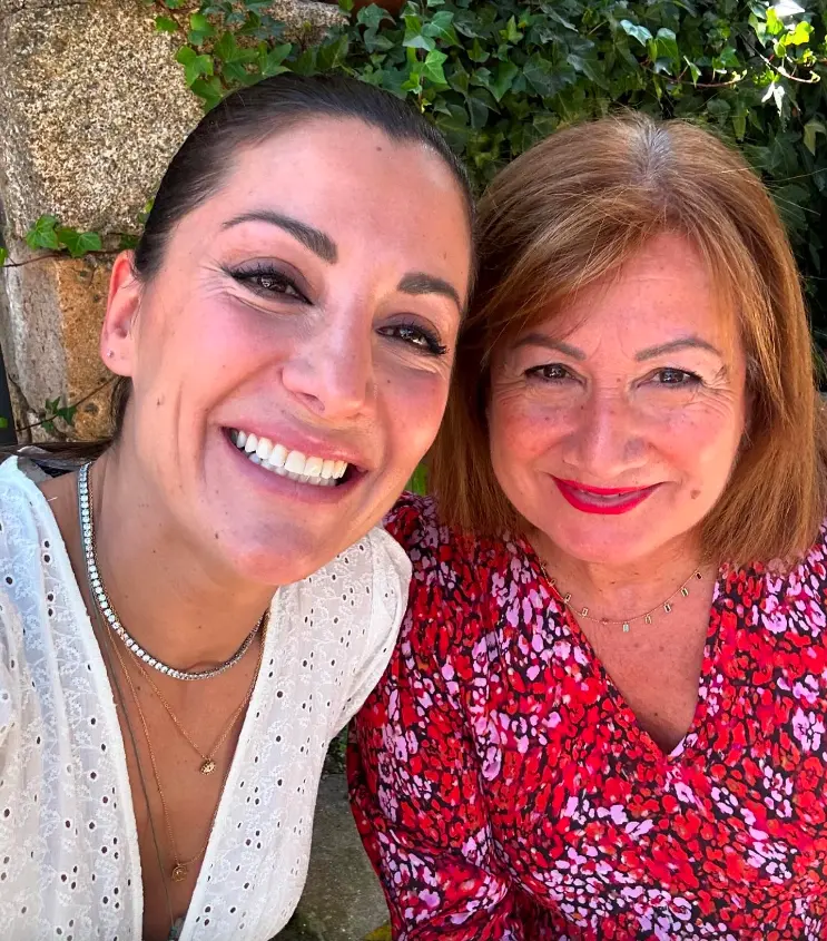 Nagore Robles posa muy orgullosa con su madre.