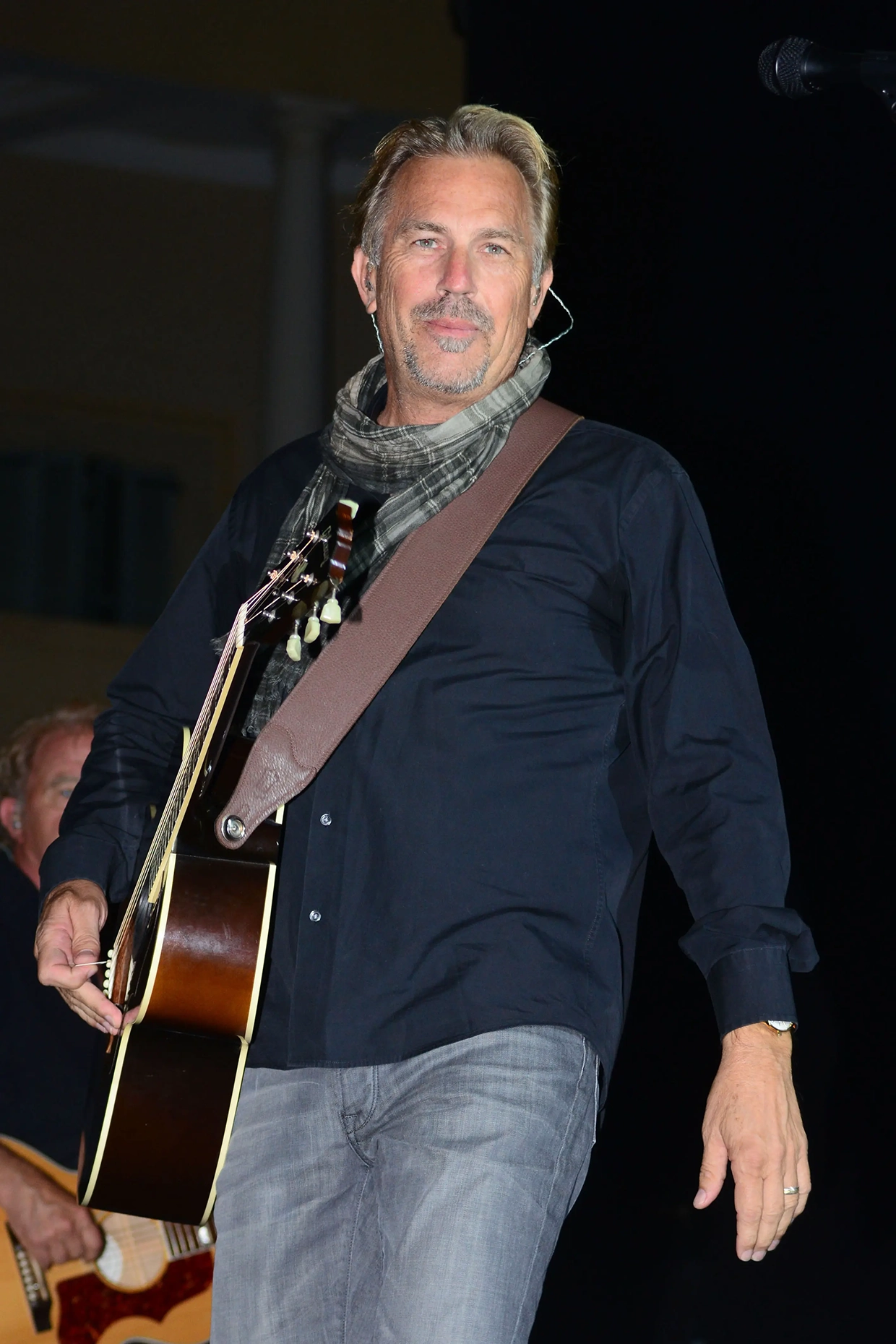 Kevin Costner con guitarra
