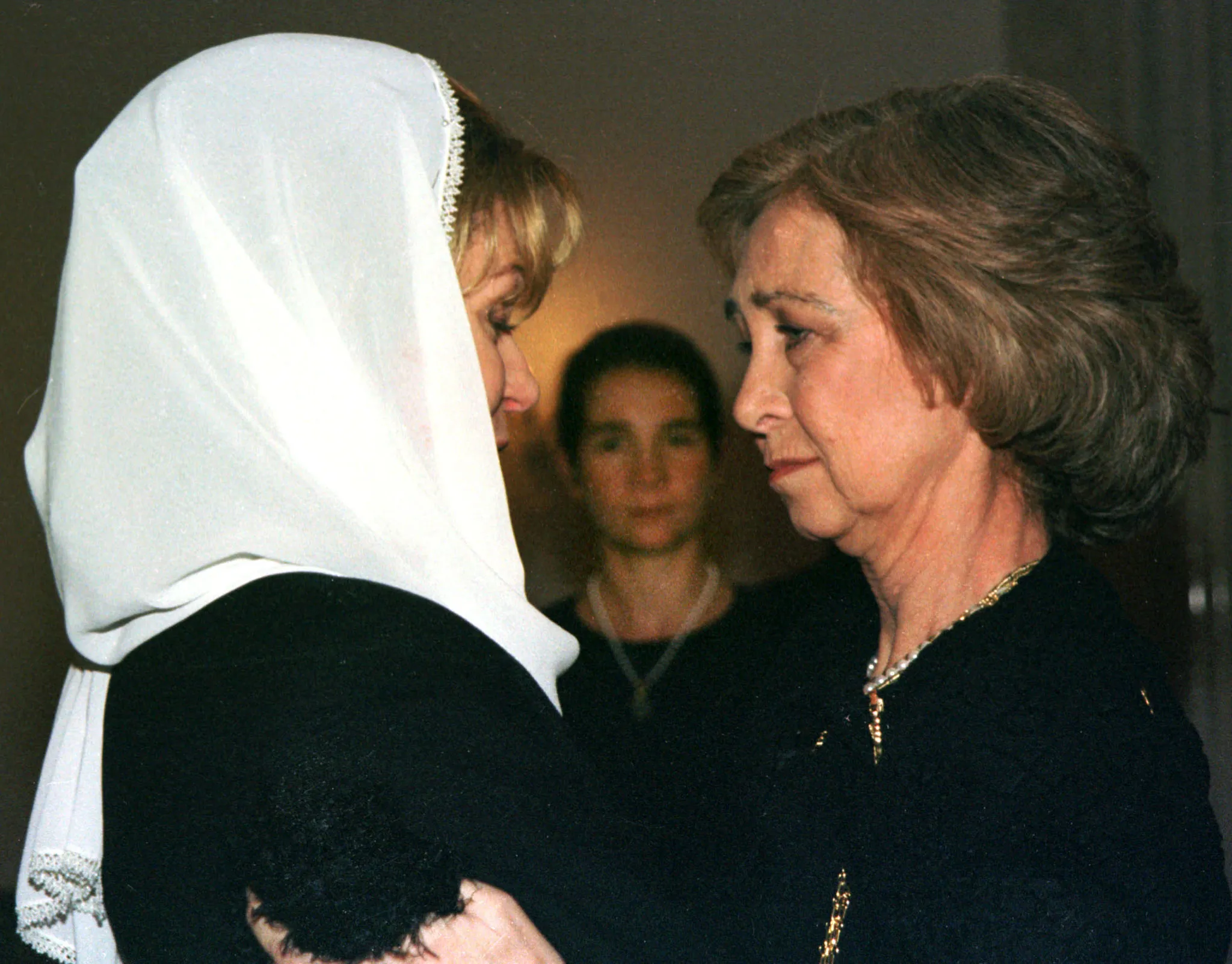 Noor de Jordania y la reina Sofía, abrazadas.