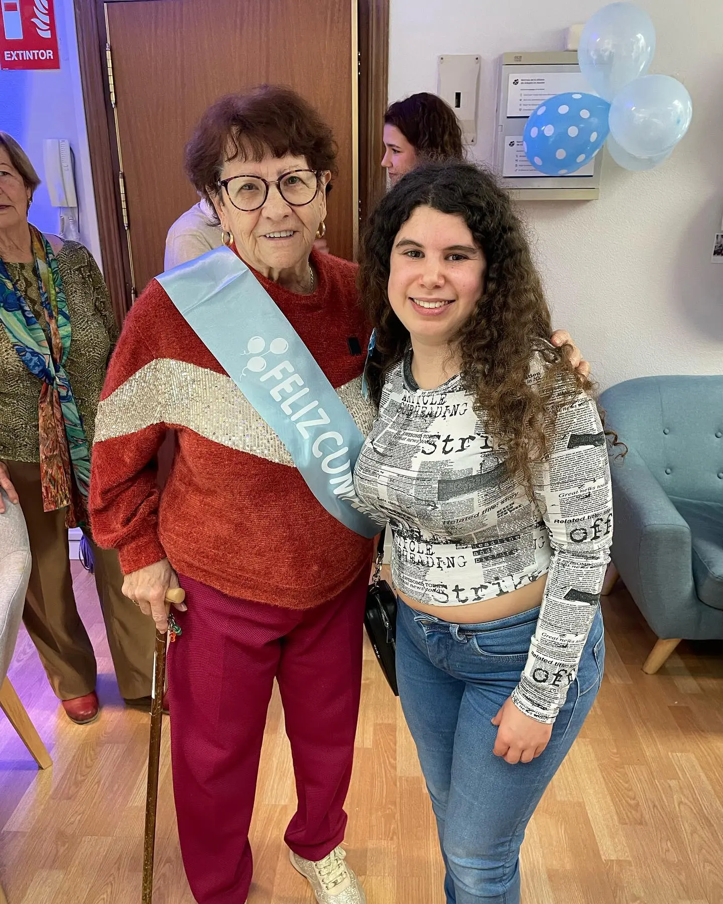 Carla Vigo, muy feliz en su voluntariado con los abuelos.