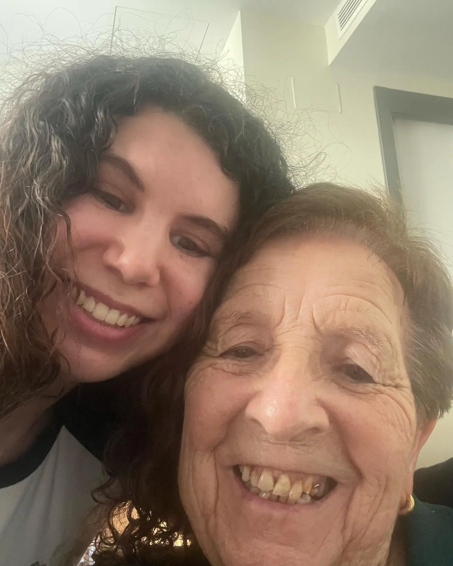 Carla Vigo, muy feliz en su voluntariado con los abuelos.