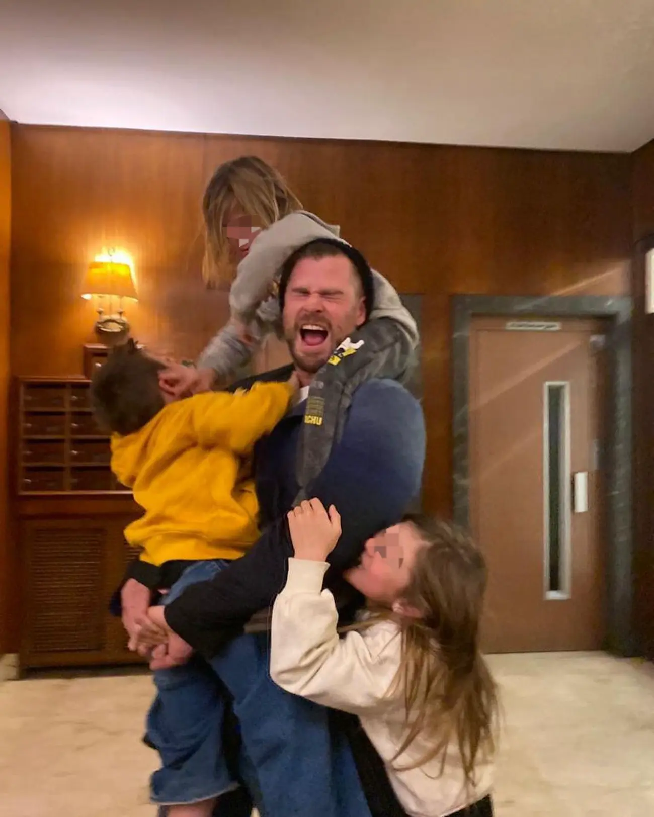 Chris Hemsworth jugando con sus hijos