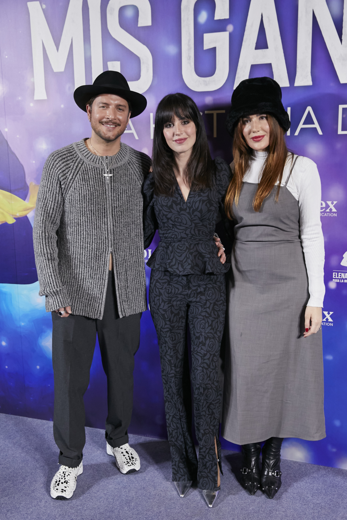 Manuel Carrasco con su mujer junto a Emi Huelva