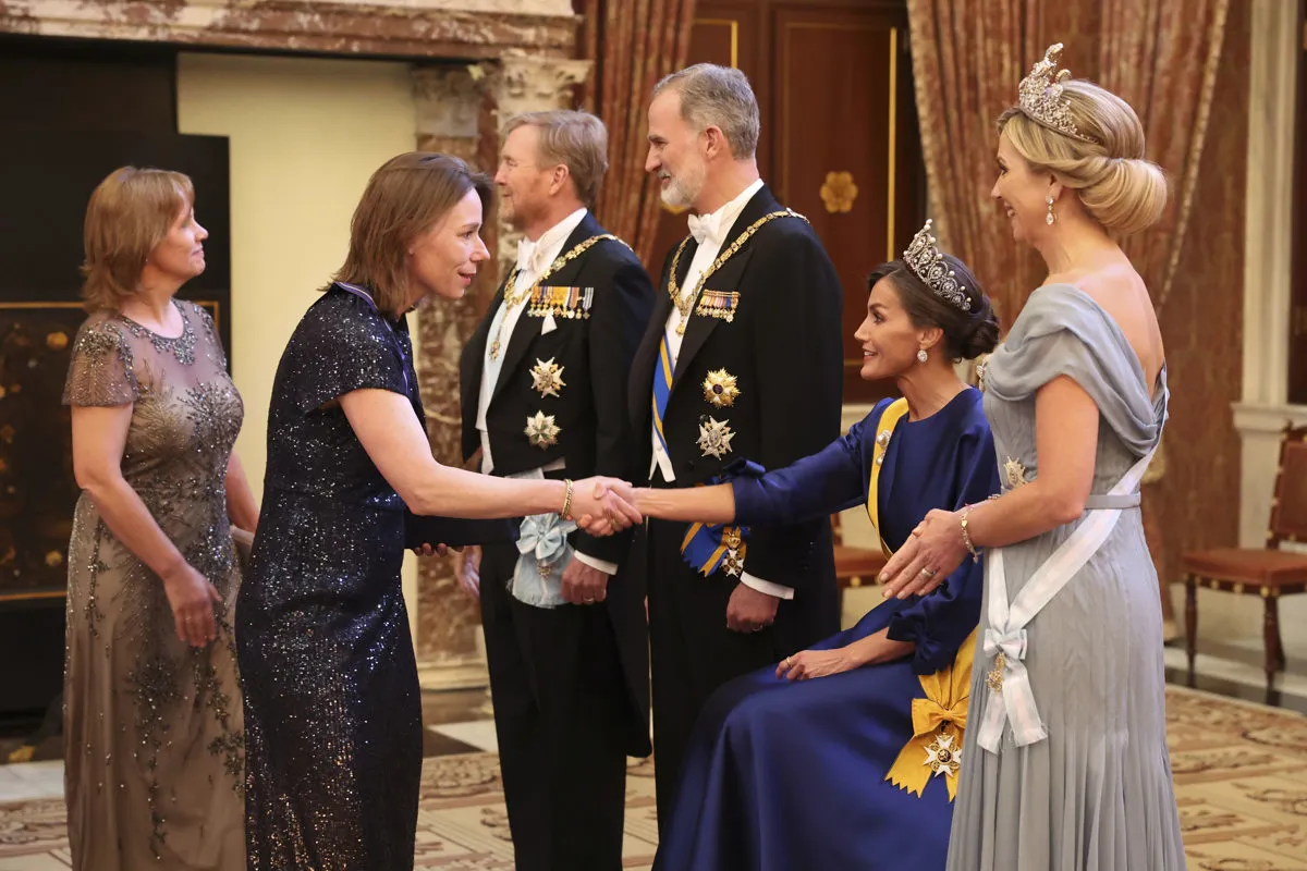 La reina Letizia, sentada durante el besamanos en Ámsterdam.