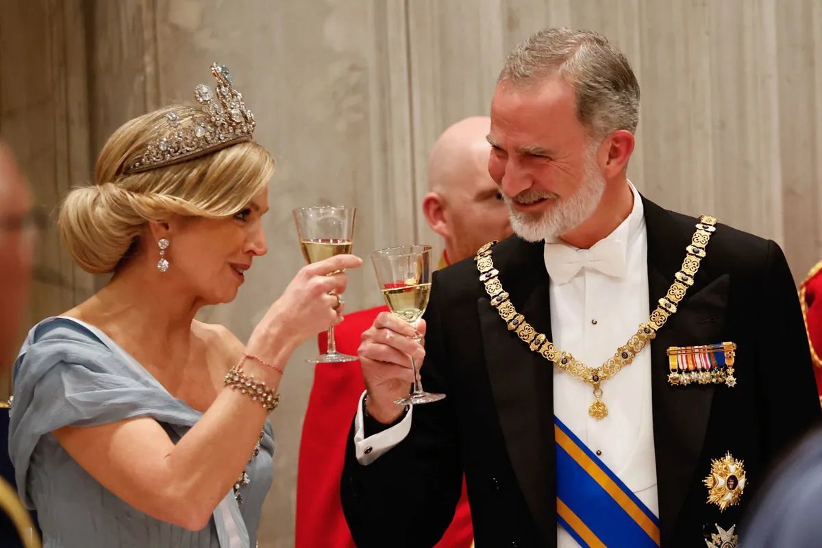 El rey Felipe brinda con la reina Máxima.