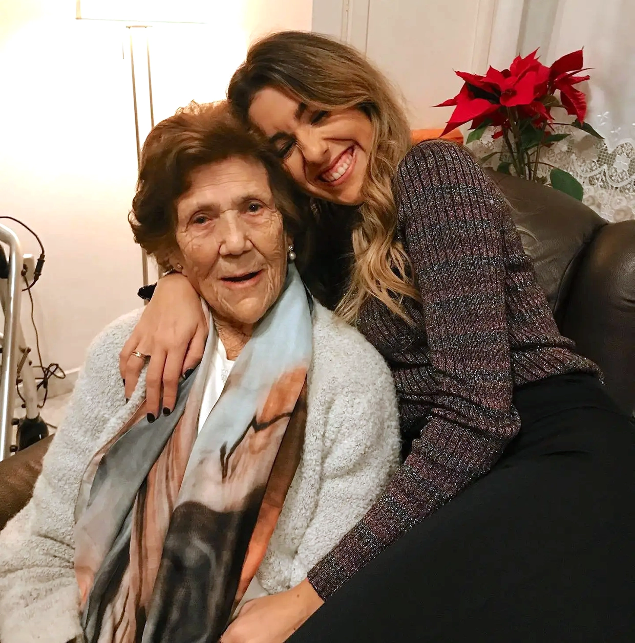 Anna Padilla abraza a su abuela