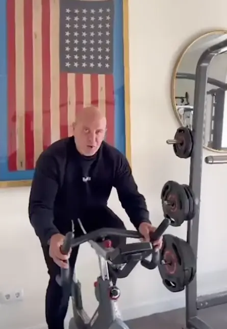 Kiko Matamoros en su gimnasio de casa.