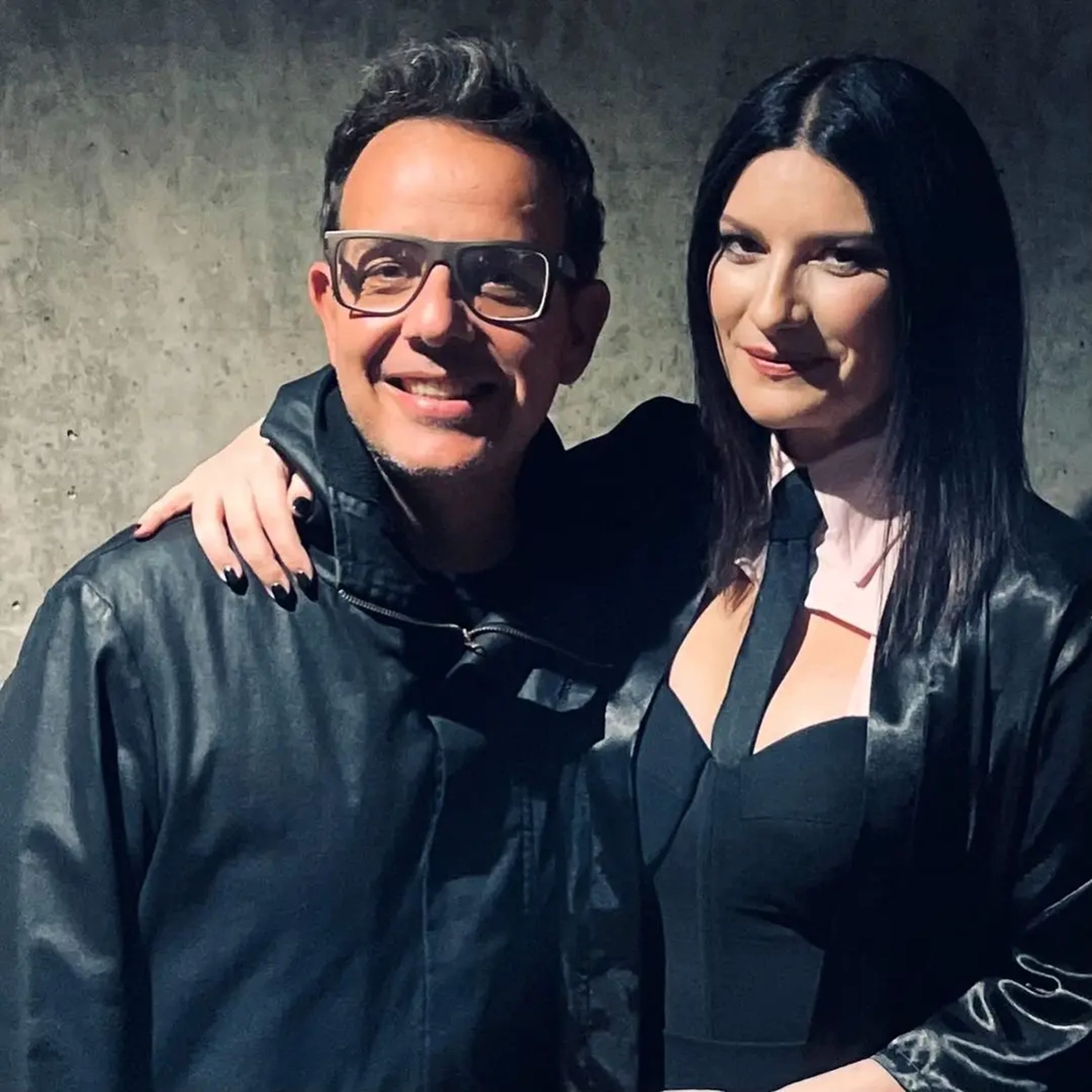 angel Llacer con su amiga Laura Pausini