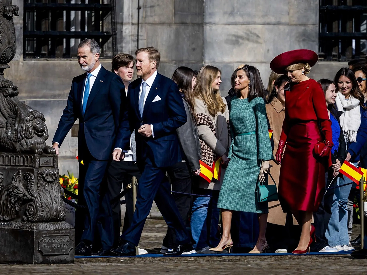 Felipe, Letizia, Máxima y Guillermo caminando