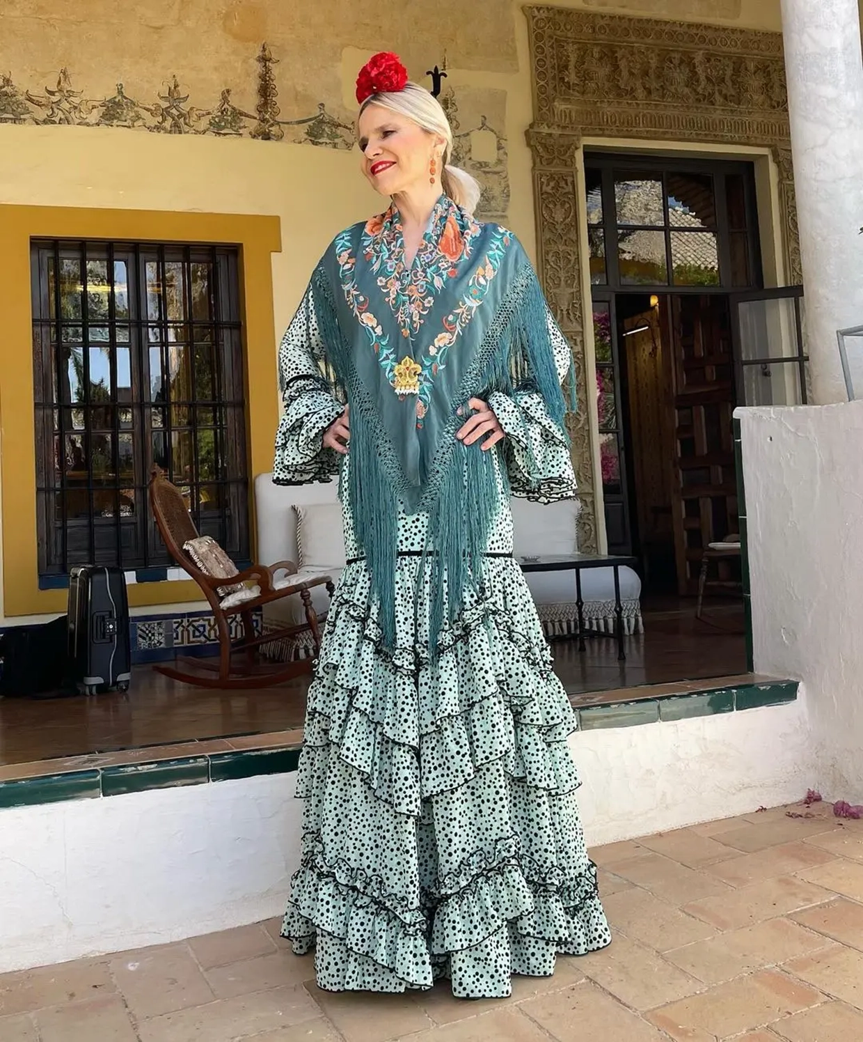 Eugenia martínez de irujo posando traje feria abril