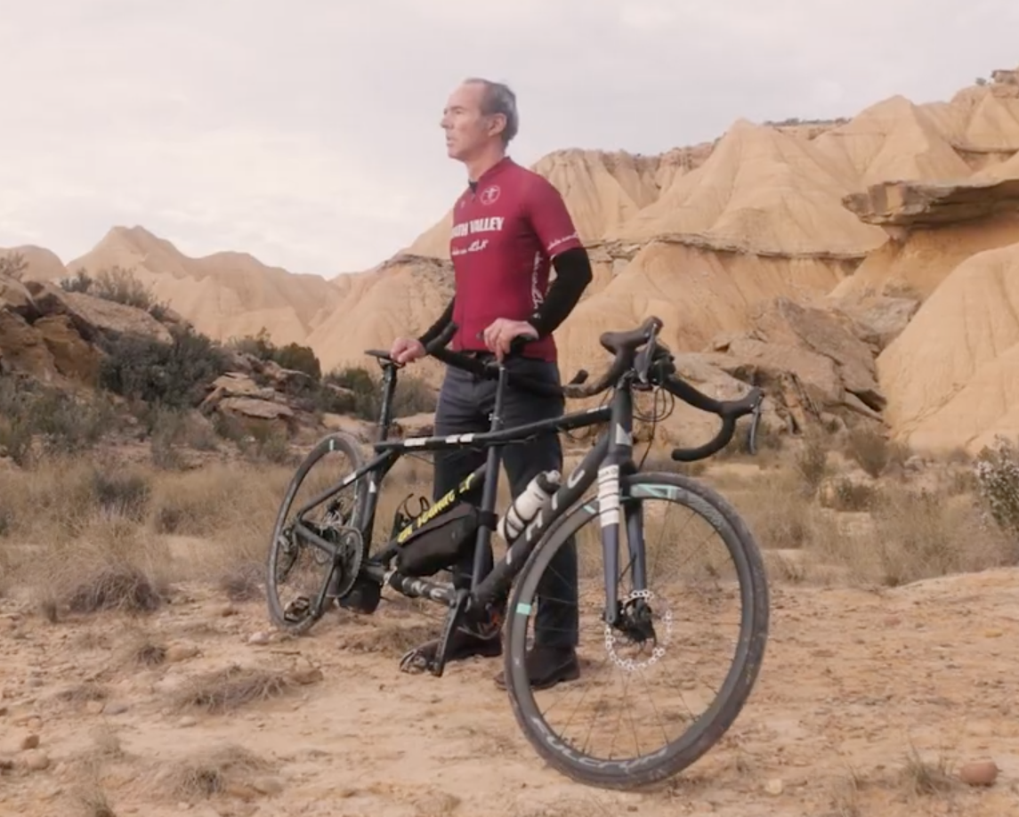 Un paciente con ELA recorre en bicicleta el Valle de la Muerte