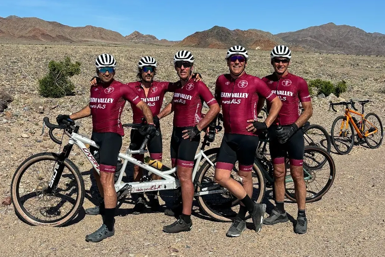 Un paciente con ELA recorre en bicicleta el Valle de la Muerte