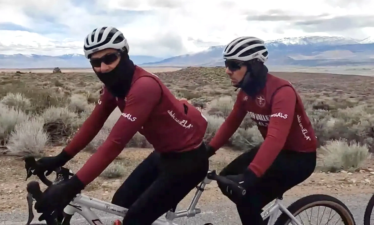 Un paciente con ELA recorre en bicicleta el Valle de la Muerte