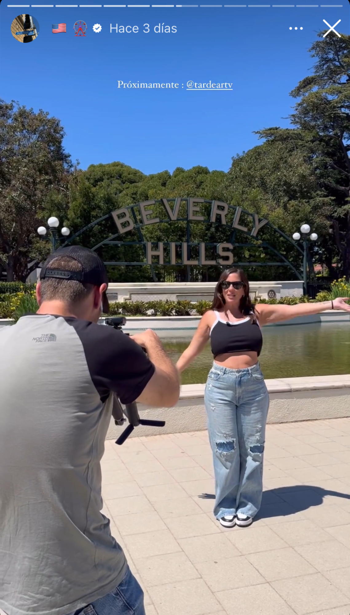 Anabel Pantoja graba un vídeo para redes sociales en su viaje a Estados Unidos