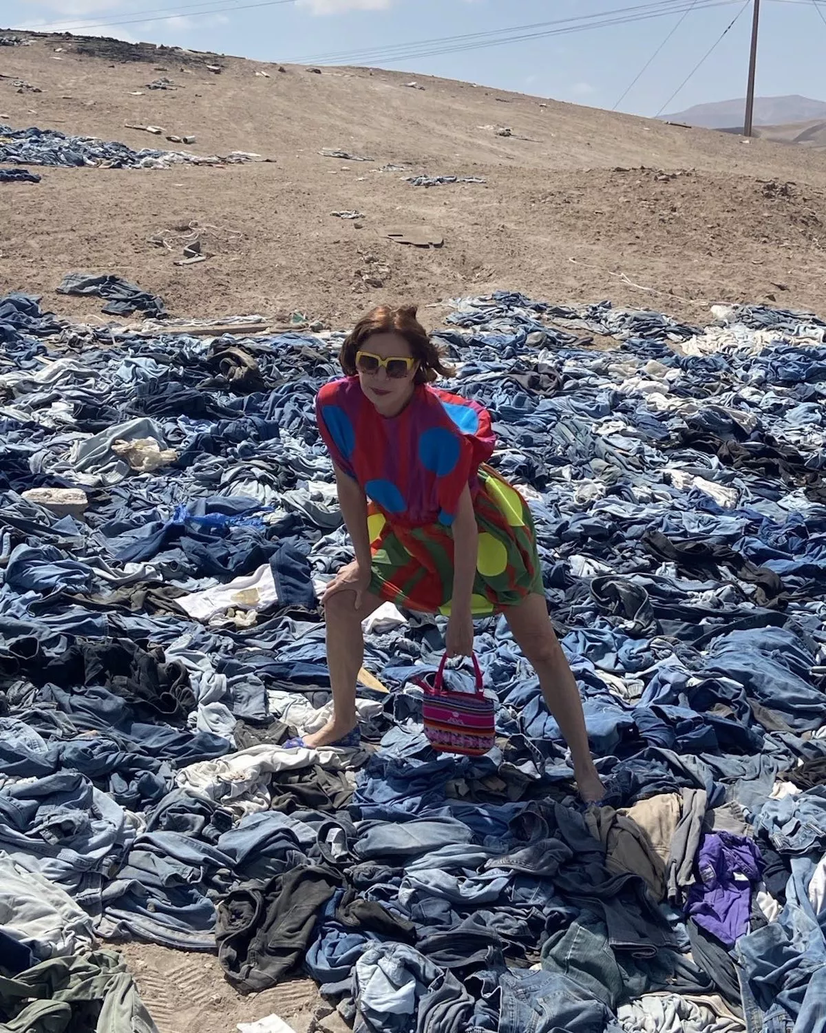 Vestida con una de sus coloridas prendas, Ágatha se fotografió sobre una "alfombra" de "denim".