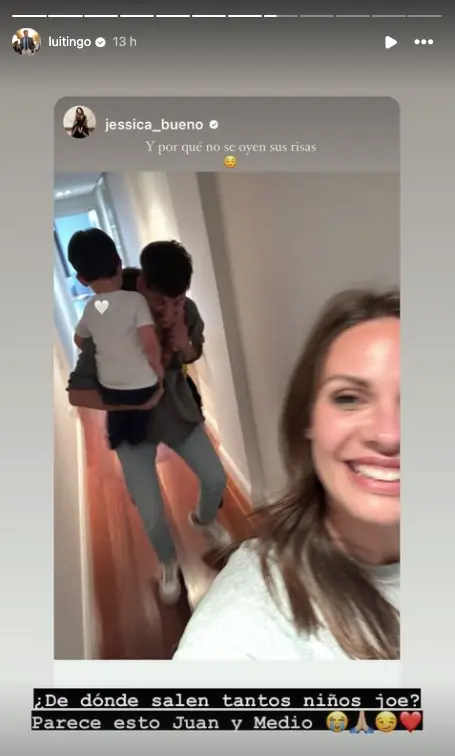 Luitingo y Jessica Bueno en casa con sus hijos.