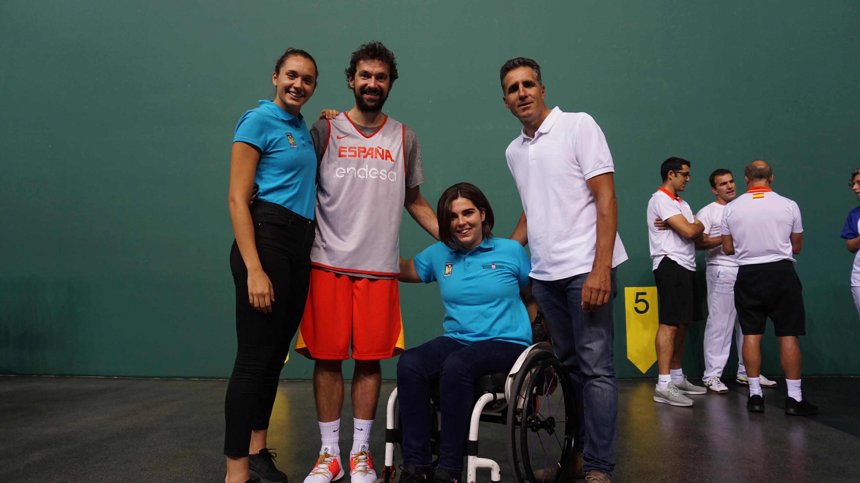 Miguel Indurain con atletas de su fundación.