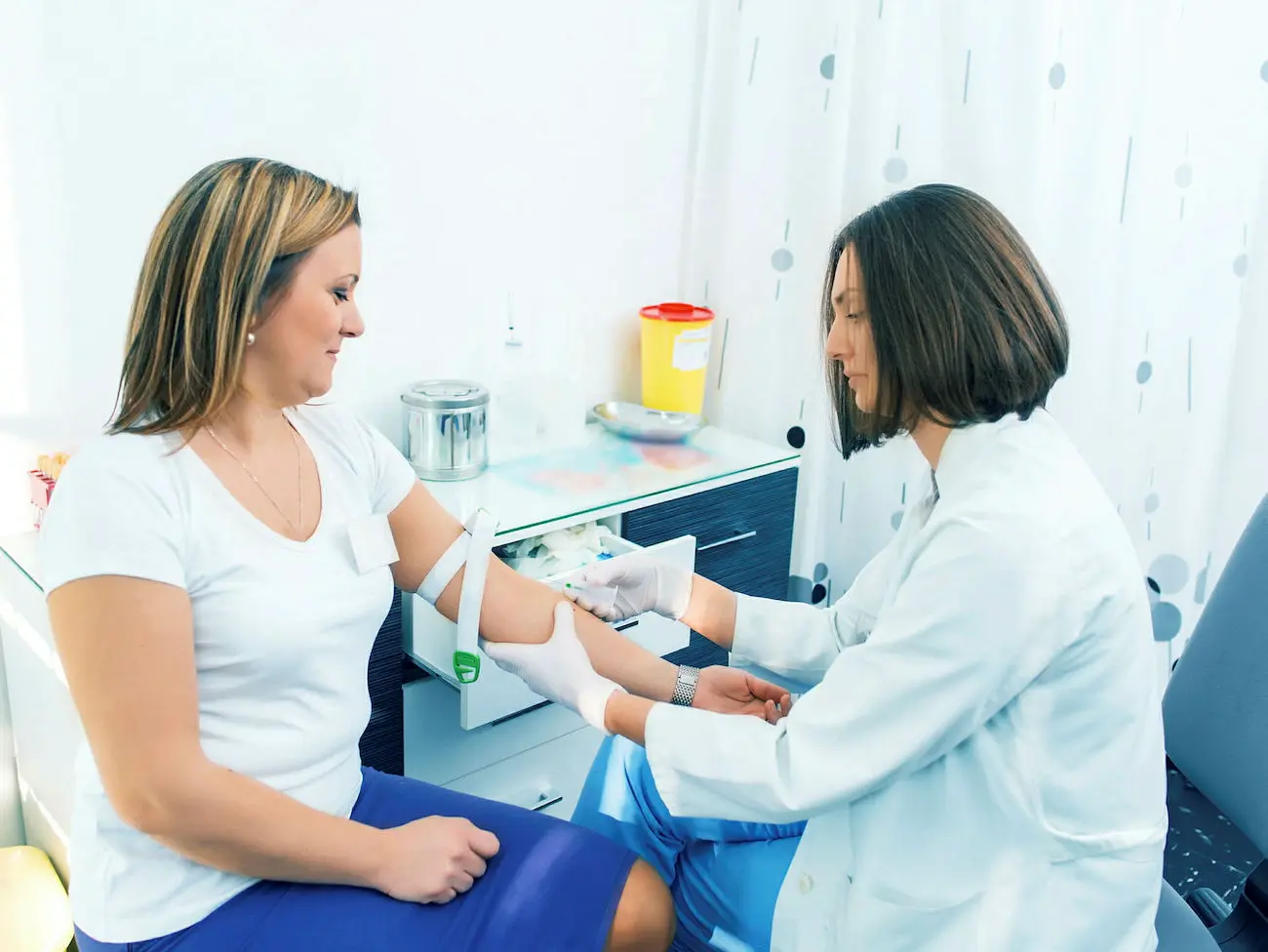 Uno de cada dos españoles tiene el colesterol alto, pero no lo sabe, ya que sólo se detecta con un análisis de sangre.