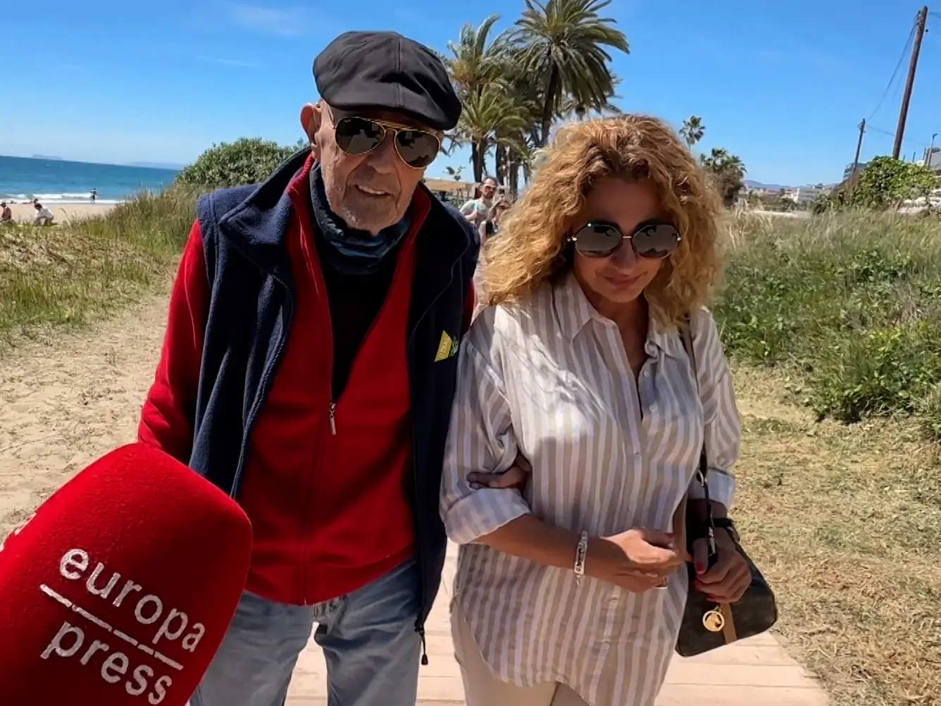 Julián Muñoz y Karina Pau paseando.