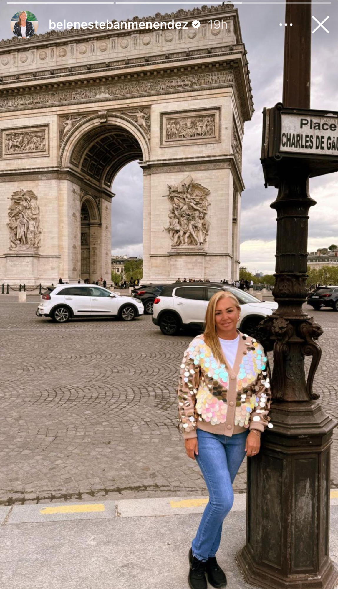 Belén Esteban posando en París para redes sociales