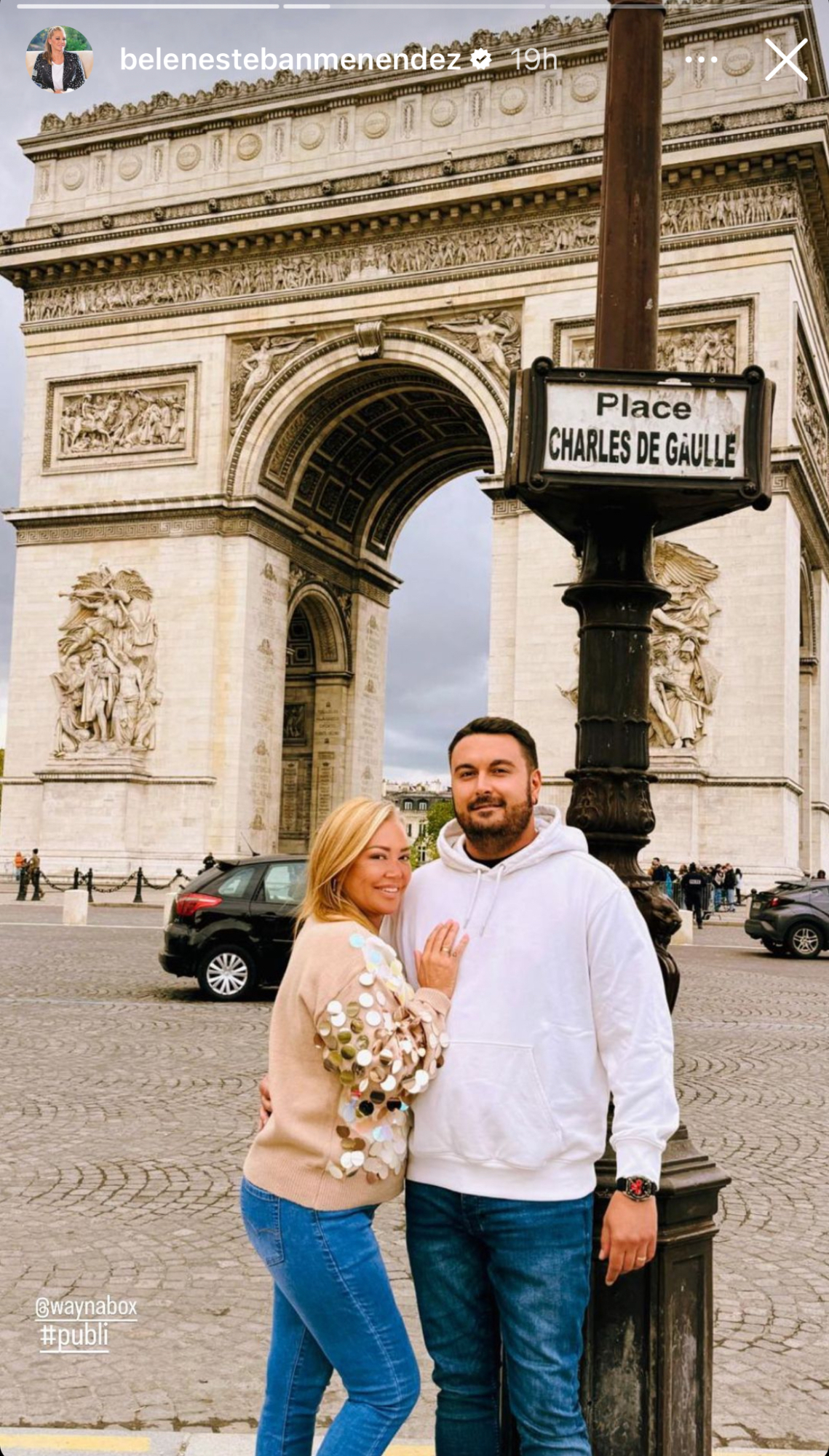 Belén Esteban y su marido posando en París para redes sociales